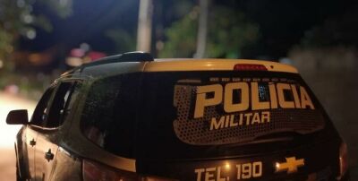 Imagem da notícia  Jovem tenta impressionar namorada, empina moto e bate na viatura da PM em Três Lagoas 